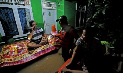 Tim Sar Gabungan Mulai Evakuasi Warga Yang Rumahnya Terendam Banjir di Jambi