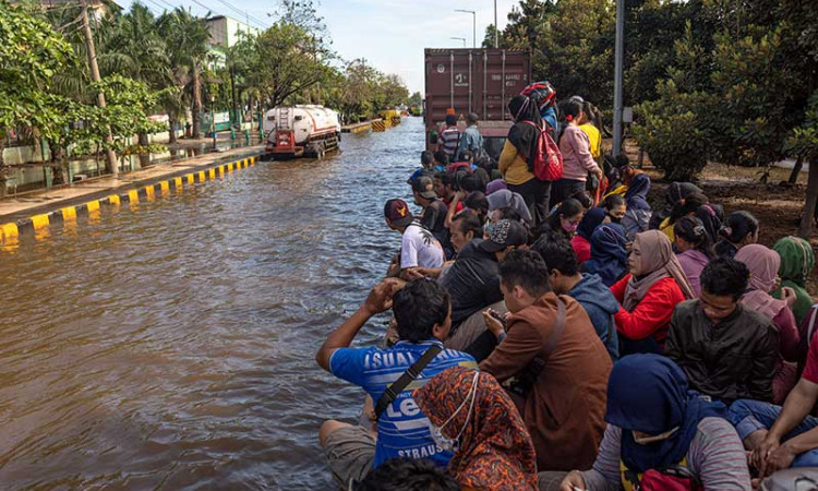 Banjir Rob Masih Merendam Kawasan Industri di Pelabuhan Tanjung Emas Semarang