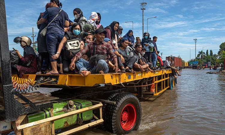 Banjir Rob Masih Merendam Kawasan Industri di Pelabuhan Tanjung Emas Semarang