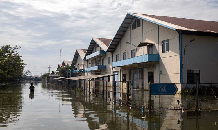 Banjir Rob Masih Merendam Kawasan Industri di Pelabuhan Tanjung Emas Semarang