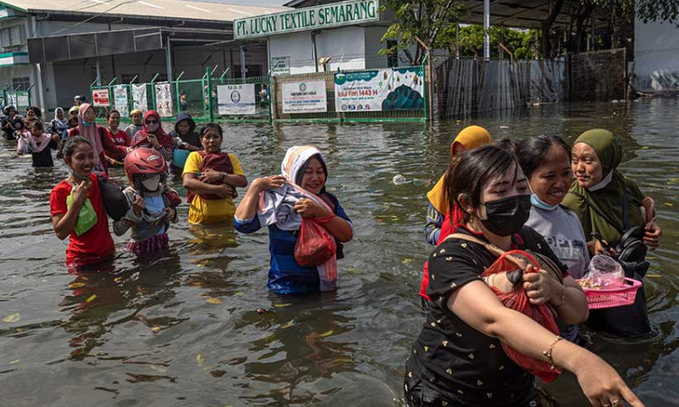 Banjir Rob Masih Merendam Kawasan Industri di Pelabuhan Tanjung Emas Semarang