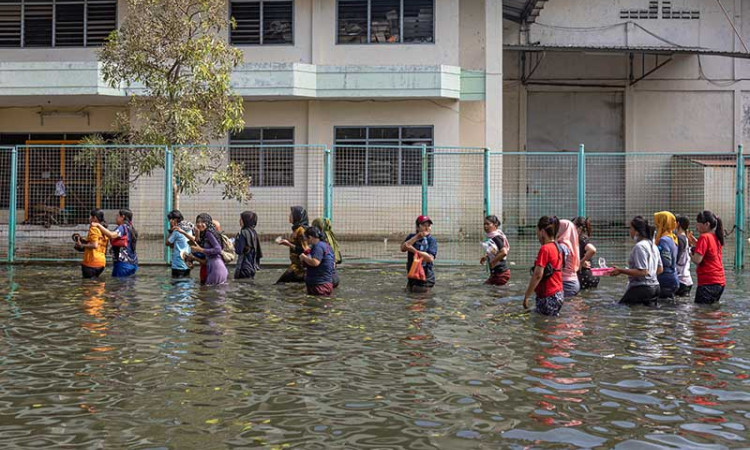 Banjir Rob Masih Merendam Kawasan Industri di Pelabuhan Tanjung Emas Semarang