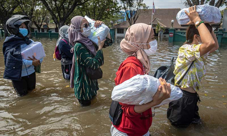 Banjir Rob Masih Merendam Kawasan Industri di Pelabuhan Tanjung Emas Semarang