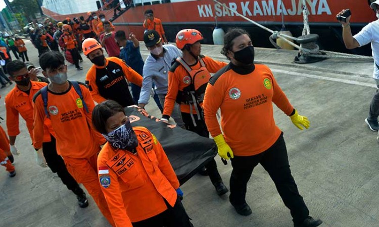 Tim SAR Gabungan Evakuasi Jenazah Korban Tenggelamnya KM Ladang Pertiwi Dua di Makassar
