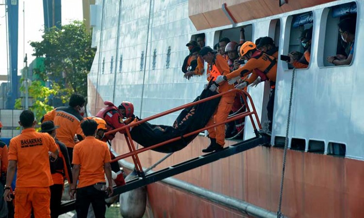 Tim SAR Gabungan Evakuasi Jenazah Korban Tenggelamnya KM Ladang Pertiwi Dua di Makassar