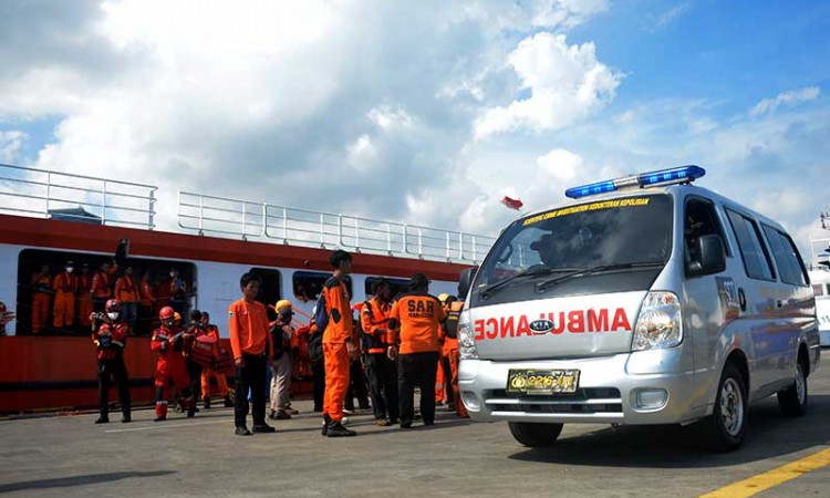 Tim SAR Gabungan Evakuasi Jenazah Korban Tenggelamnya KM Ladang Pertiwi Dua di Makassar