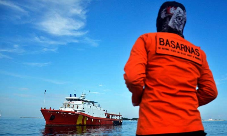 Tim Sar Terus Lakukan Pencarian Korban Tenggelamnya KM Ladang Pertiwi Dua di Makassar 