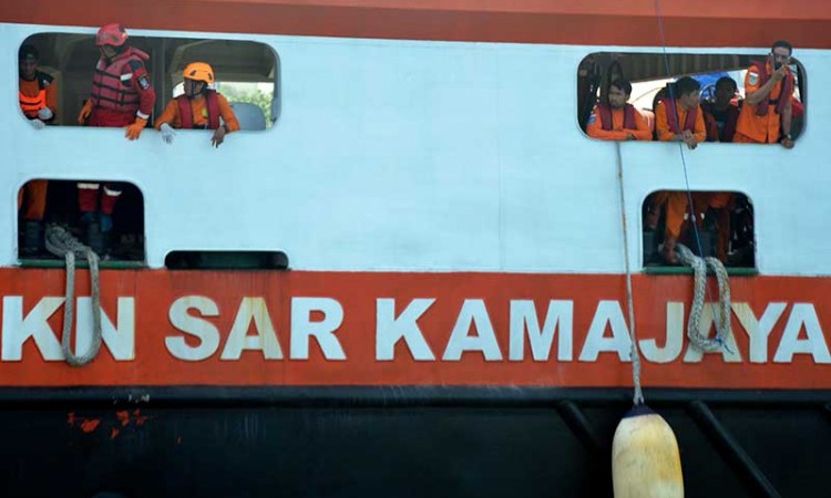 Tim Sar Terus Lakukan Pencarian Korban Tenggelamnya KM Ladang Pertiwi Dua di Makassar 
