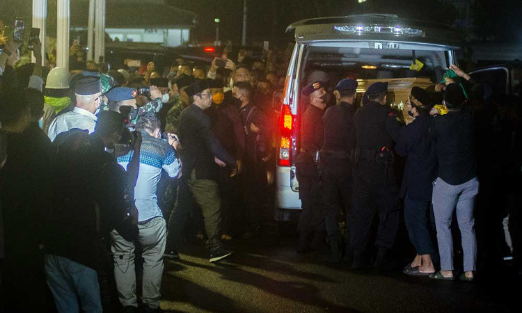 Jenazah Emmeril Kahn Mumtadz Disemayamkan di Gedung Pakuan Bandung