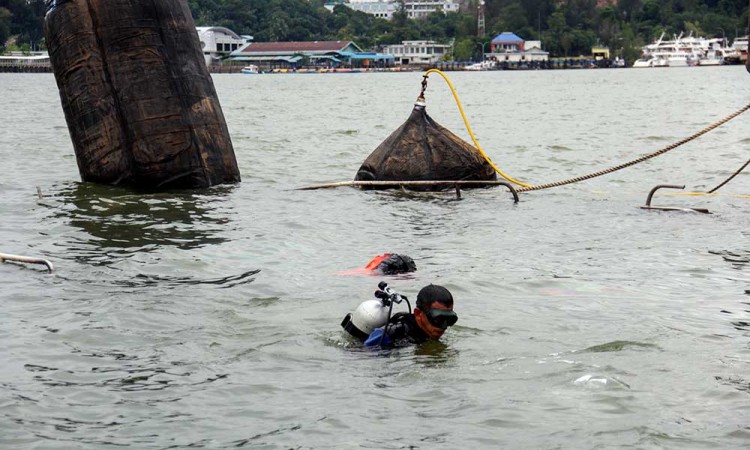 Kapal Ferry MV Dumai Line 5 Yang Tenggelam di Batam Mulai Dievakuasi