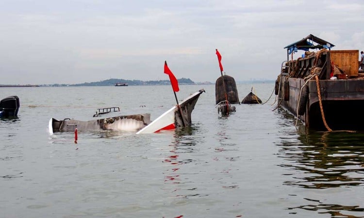 Kapal Ferry MV Dumai Line 5 Yang Tenggelam di Batam Mulai Dievakuasi