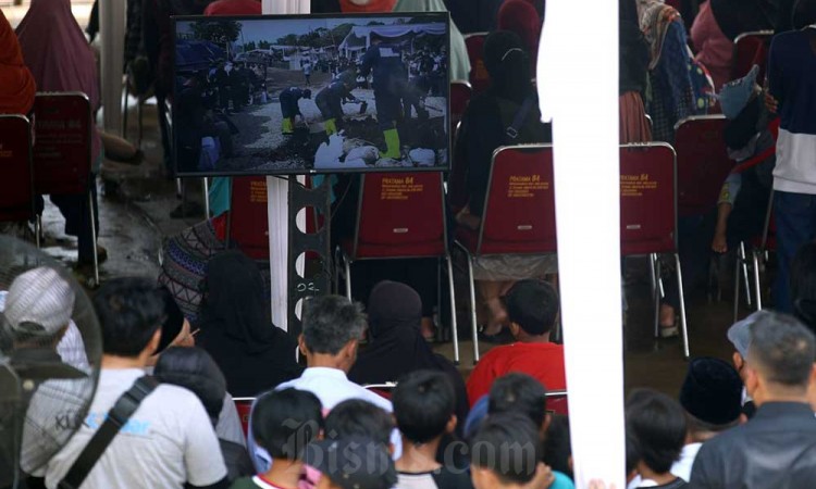 Ribuan Warga Penuhi Jalanan Menuju Pemakaman Emeril Kahn Mumtadz 