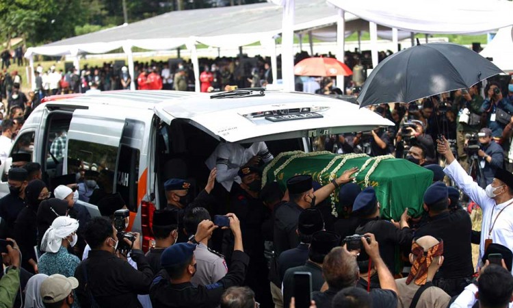 Ribuan Warga Penuhi Jalanan Menuju Pemakaman Emeril Kahn Mumtadz