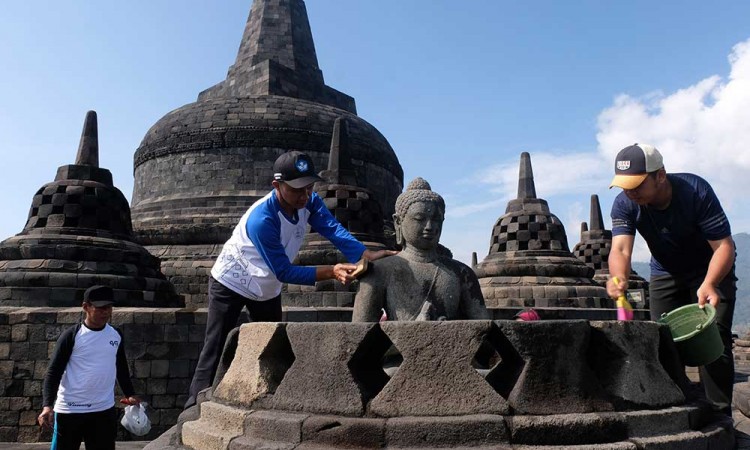 Candi Borobudur di Bersihkan Dalam Rangka Memperingati Hari Purbakala ke-109