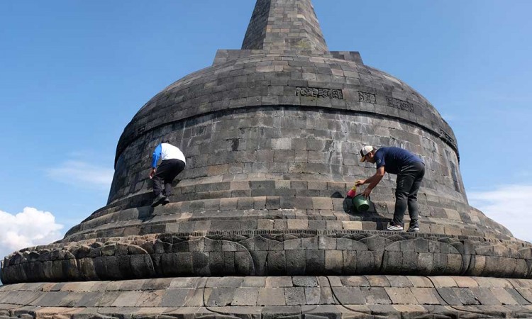 Candi Borobudur di Bersihkan Dalam Rangka Memperingati Hari Purbakala ke-109