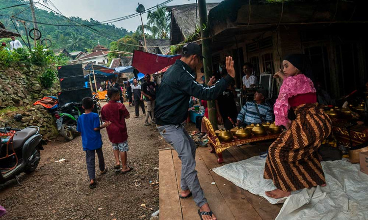 Pesta Rakyat Kasepuhan Adat Pasir Eurih Tampilkan Berbagai Kesenian Tradisional Khas Sunda