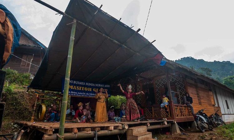 Pesta Rakyat Kasepuhan Adat Pasir Eurih Tampilkan Berbagai Kesenian Tradisional Khas Sunda
