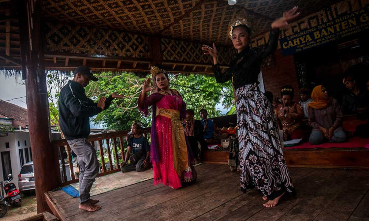 Pesta Rakyat Kasepuhan Adat Pasir Eurih Tampilkan Berbagai Kesenian Tradisional Khas Sunda