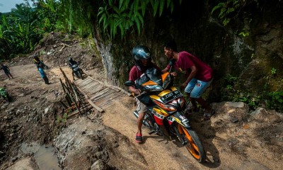 Warga Secara Swadaya Perbaiki Jalan Penghubung Kabupaten Lebak dan Pandeglang
