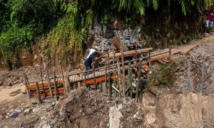 Warga Secara Swadaya Perbaiki Jalan Penghubung Kabupaten Lebak dan Pandeglang