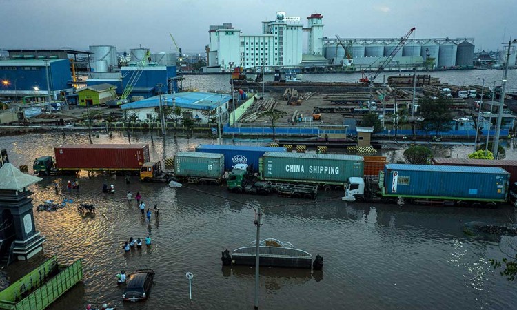 Banjir Rob Kembali Rendam Kawasan Industri di Pelabuhan Tanjung Emas Semarang