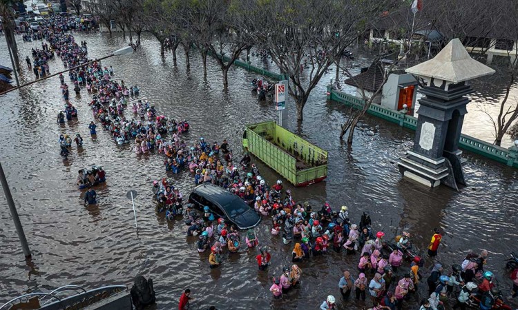 Banjir Rob Kembali Rendam Kawasan Industri di Pelabuhan Tanjung Emas Semarang