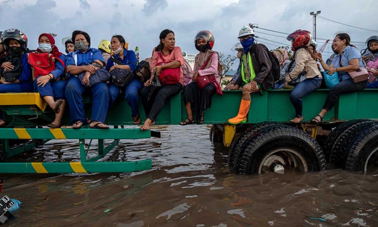 Banjir Rob Kembali Rendam Kawasan Industri di Pelabuhan Tanjung Emas Semarang