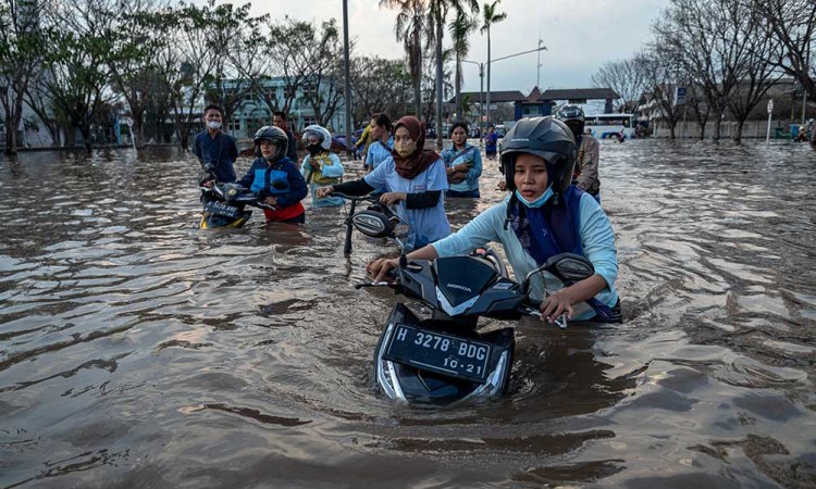 Banjir Rob Kembali Rendam Kawasan Industri di Pelabuhan Tanjung Emas Semarang