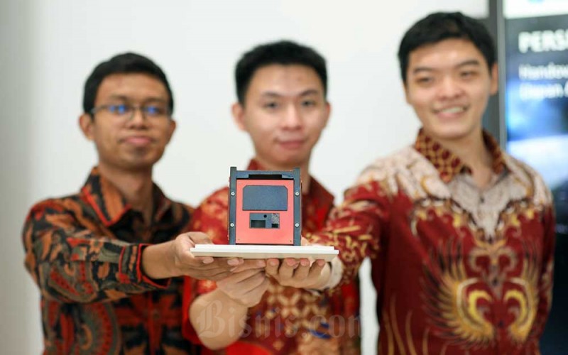Tim Surya Satellite-1 Muhammad Zulfa Dhiyaulhaq (kiri), Setra Yoman Prahyang (tengah) dan Suhandinata menunjukkan mockup satelit dalam acara persiapan peluncuran satelit nano di Jakarta, Selasa (21/6/2022). PT Pasifik Satelit Nusantara (PSN) mendukung percepatan kemandirian satelit nasional dengan mendukung pengembangan teknologi satelit buatan Tim Surya Satellite-1. Satelit tersebut nantinya akan diserahkan kepada JAXA (Japan Aerospace Exploration Agency) dan pada November 2022 akan dilepaskan dari ISS (International Space Station). Bisnis/Suselo Jati