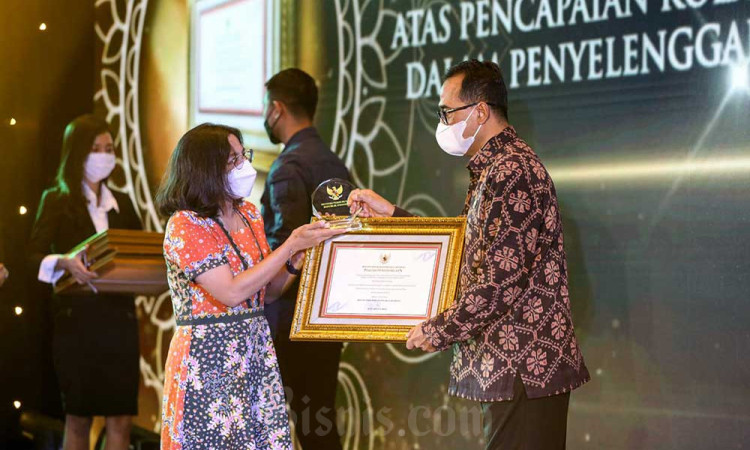 Kemenhub Berikan Penghargaan Kepada Bisnis Indonesia Terkait Pemberitaan Angkutan Mudik Lebaran 2022
