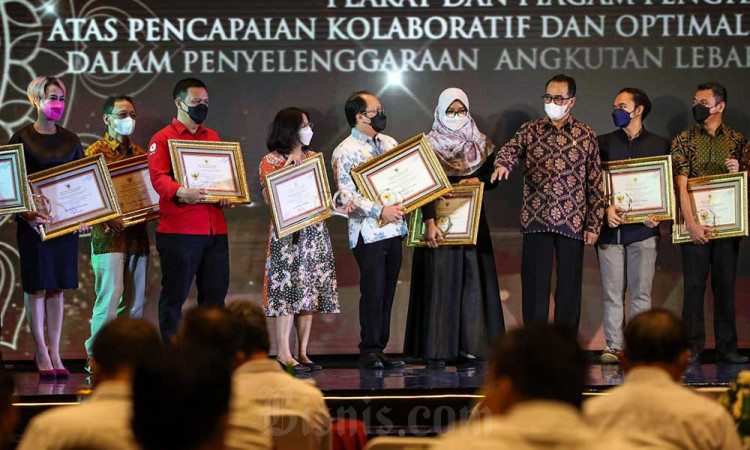 Kemenhub Berikan Penghargaan Kepada Bisnis Indonesia Terkait Pemberitaan Angkutan Mudik Lebaran 2022