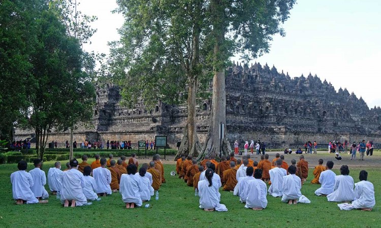 Umat Budha Melakukan Puja Bakti di Pelataran Candi Borobudur