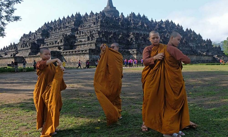 Umat Budha Melakukan Puja Bakti di Pelataran Candi Borobudur