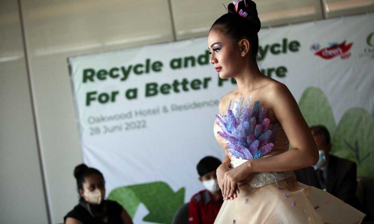 Peragaan Busana Dari Limbah Botol Plastik di Surabaya