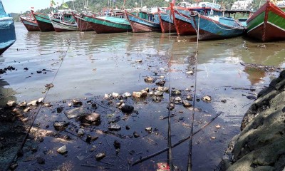 Nelayan dan Warga Bantu Mengumpulkan Minyak Mentah Yang Tumpah di Dermaga Wijayaputra Cilacap