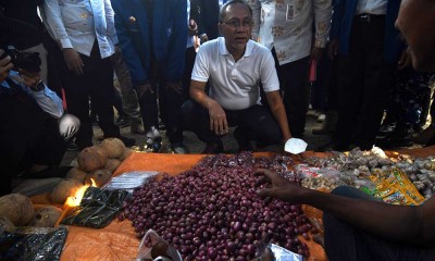 Menteri Perdagangan Zulkifli Hasan Tinjau Penjualan Minyak Goreng di Pasar Tradisional