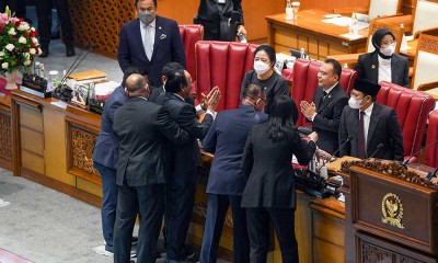 Wakil Ketua Banggar DPR Terjatuh Saat Rapar Paripurna