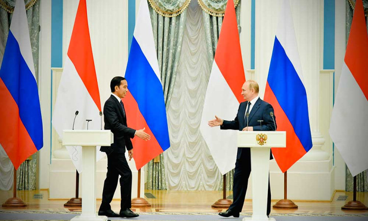 Jokowi Bahas Krisis Ukraina Saat Bertemu Vladimir Putin di Istana Kremlin