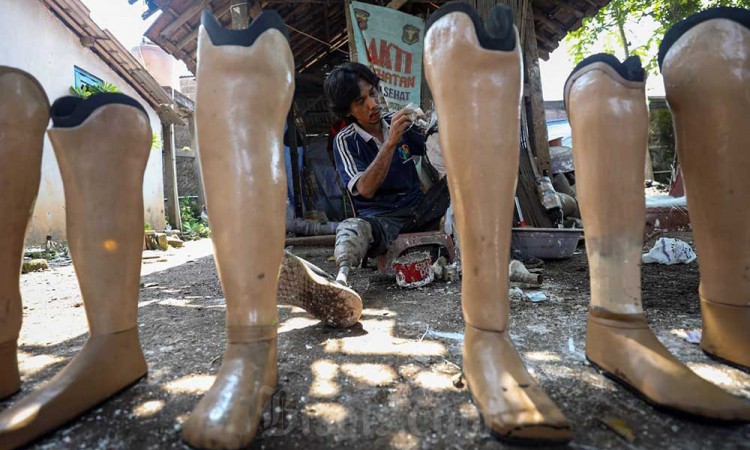 Penyandang Disabalitas di Bogor Membuat Kerajian Kaki Palsu