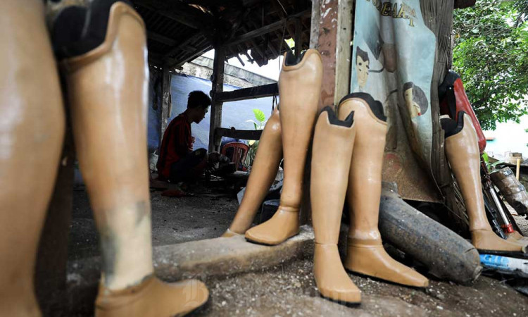 Penyandang Disabalitas di Bogor Membuat Kerajian Kaki Palsu