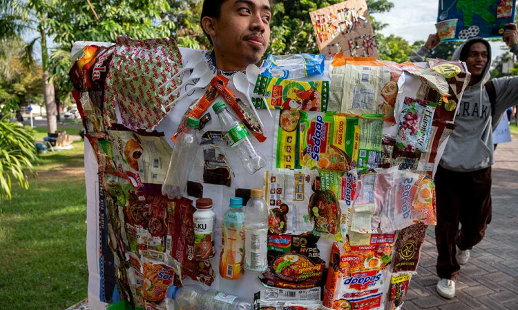 Pegiat Lingkungan di Palu Gelar Pawasi Bebas Plastik Sekali Pakai