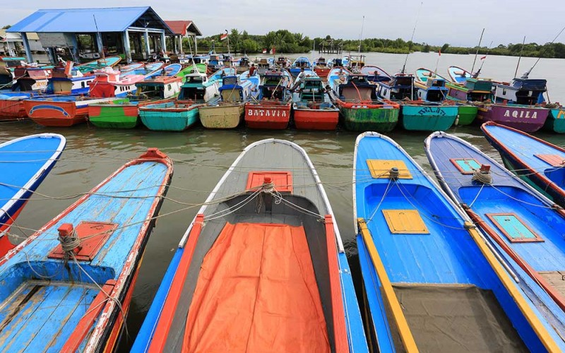 Sejumlah nelayan berada di atas kapal yang ditambatkan di pelabuhan Desa Kuala Bubon, Samatiga, Aceh Barat, Aceh, Senin (4/7/2022). Sejak tiga hari terakhir sebagian nelayan di kawasan itu tidak melaut karena cuaca buruk disertai angin kencang dan gelombang tinggi di perairan barat dan selatan Aceh yang mencapai 4 hingga 5,5 meter. ANTARA FOTO/Syifa Yulinnas