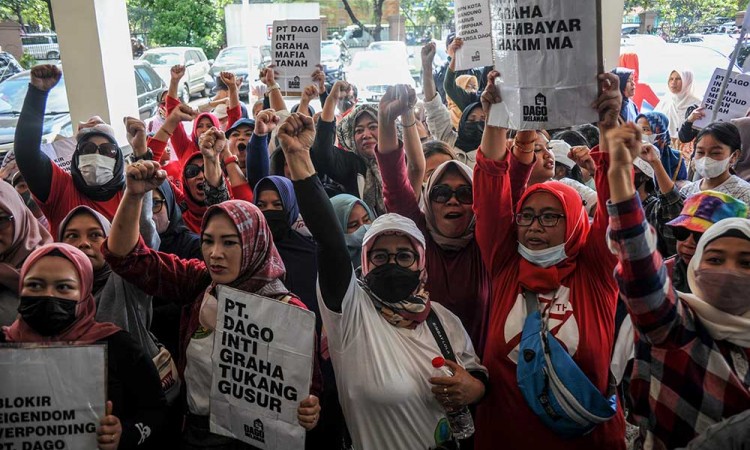 Warga Dago Elos Gelar Aksi Tolak Penggusuran di Kantor ATR/BPN Bandung
