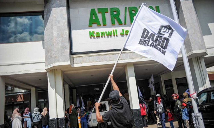 Warga Dago Elos Gelar Aksi Tolak Penggusuran di Kantor ATR/BPN Bandung