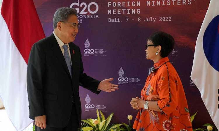 Menlu Retno Marsudi Bertemu Dengan Sejumlah Menlu Negara Sahabat di Bali