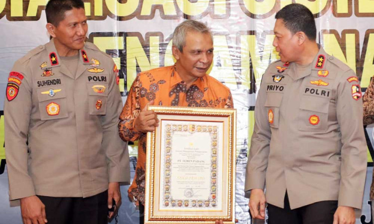 PT Semen Padang Terima SMP Gold Reward Dari Kapolri