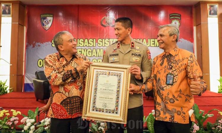 PT Semen Padang Terima SMP Gold Reward Dari Kapolri