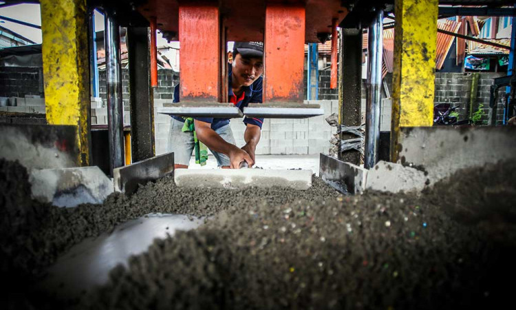 Memanfaatkan Sampah Plastik Menjadi Bahan Baku Paving Blok