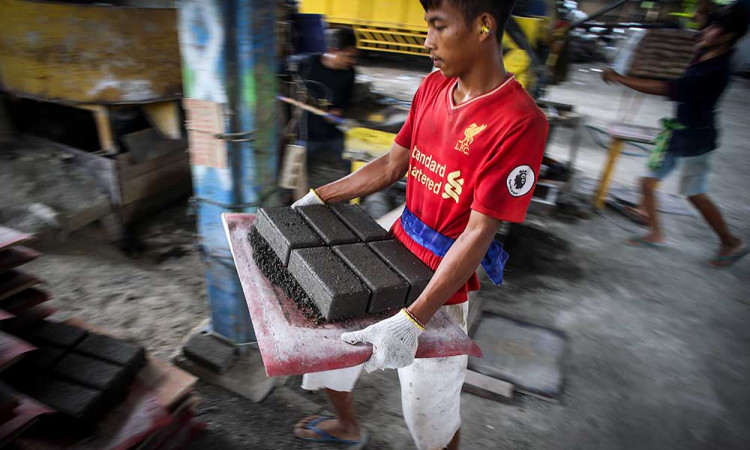 Memanfaatkan Sampah Plastik Menjadi Bahan Baku Paving Blok