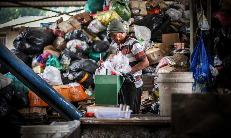 Memanfaatkan Sampah Plastik Menjadi Bahan Baku Paving Blok